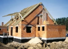 Ceramika to najbardziej tradycyjny materiał do budowy ścian; jej nowocześniejsza wersja to ceramika poryzowana Ceramika to najbardziej tradycyjny materiał do budowy ścian; jej nowocześniejsza wersja to ceramika poryzowana