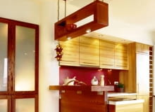 Zasady są proste - w kuchni trzeba naprawdę dobrze oświetlić blaty robocze oraz miejsce do jedzenia. Natomiast wybór lamp zależy jedynie od naszego gustu i stylu pomieszczenia.<BR /> W tej otwartej kuchni nad podwyższonym barkiem zainstalowano dwa halogeny umieszczone w ozdobnej wiszącej półeczce, zrobionej z tego samego drewna co konstrukcja barku. WNETRZA KUCHNIA MEBLE FOT. SLAWOMIR FRACKOWIAK PUBLIKACJA CZTERY KATY NR 3 (173) - 3.2006