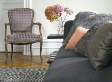 Zabytkowy fotel może być pokryty tkaniną zgodną ze stylem epoki, z której pochodzi, albo też materiałem o nowoczesnych wzorach.