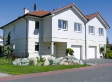 Duże miejskie domy ustawione blisko ulicy zostały zestawione w pary, dzięki czemu udało się zyskać na tyłach i po bokach odrobinę cennego miejsca na ogródek OLYMPUS DIGITAL CAMERA