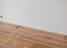 Deski warstwowe można układać jako podłogę pływającą, nie przytwierdzoną do podłoża, ale możliwy jest też montaż na klej Deski warstwowe można układać jako podłogę pływającą, nie przytwierdzoną do podłoża, ale możliwy jest też montaż na klej