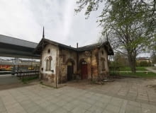 XIX-wieczny szalet przy dworcu PKP w Częstochowie w kwietniu 2026 roku.