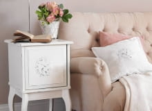 <B>Technika nazywana transferem pozwala ozdabiać najróżniejsze przedmioty ciekawym wzorem, np własnoręcznie zrobionym zdjęciem albo piękną grafiką. Pokazujemy, jak to zrobić.</B> <BR /><B>Szafka w stylu shabby chic.</B> Wydruk w lustrzanym odbiciu (z drukarki laserowej, na zwykłym papierze) mocujemy taśmą malarską nadrukowaną stroną do szafki. Szmatką namoczoną w rozpuszczalniku nitro stemplujemy wydruk tak długo, aż pokaże się wzór (papier stanie się przezroczysty) i dociskamy do drzwi, np. łyżką. Uchylamy brzeg kartki, sprawdzamy jakość transferu i ewentualnie powtarzamy czynność). Potem zdejmujemy papier; gdy wzór wyschnie, zabezpieczamy go lakierem akrylowym. 05.03.2013 , WNETRZA , TEMAT - ZROB TO SAM , SESJA DLA : CZTERY KATY , STYLIZACJA JOANNA PLACHECKA , ASYSTENT FOTO JAKUB FILEW . FOT. MICHAL MUTOR SLOWA KLUCZOWE: WNETRZA DEKORACJE