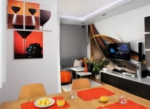 <B>Gdy Karina i Mariusz ujrzeli przed budynkiem park pełen jesiennych barw, kupili mieszkanie bez chwili zastanowienia. Uroda październikowej przyrody zainspirowała ich także do wyboru kolorystyki wnętrz. Ubrali je w oranże, rudości i czerwienie - tak jaskrawe, że wydają się płonąć na neutralnym tle.</B> <BR />Pokój połączono z kuchnią, pozostawiając tylko wąską ściankę. Dzięki tej przebudowie gospodarze zyskali w miarę przestronną strefę dzienną, którą zaaranżowali w&#8200;jednakowym stylu i&#8200;kolorystyce. Ważną dekoracją wnętrza jest&#8200;naklejona na&#8200;jedną ze ścian fototapeta z&#8200;abstrakcyjnym motywem. Do jej barw dobrano obrazy wiszące w kuchni.