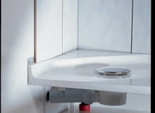 Brodzik z dnem usztywnionym sztucznym kamieniem. Ten umożliwia obudowanie ściany glazurą nachodzącą na brodzik; zwykle jednak lepiej brodzik dosuwać do wykończonej ściany, a szczelinę między nim a ścianą zasilikonować. A16