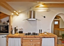 Kuchnie. We współcześnie projektowanych kuchniach światło służy już nie tylko do celów użytkowych. Podobnie jak w salonie podkreśla również walory estetyczne pomieszczenia, buduje nastrój i efektownie modeluje przestrzeń. Tak jest właśnie w wybranych przez nas wnętrzach.<br/> Dodatkowym źródłem światła w kuchni są lampki w okapie, które oświetlają nie tylko płytę grzejną, ale także blat roboczy. Ścianę nad nim pomalowano farbą, a potem pokryto lakierem akrylowym. Tworzy on trwałą powłokę, którą można myć wodą z dodatkiem detergentów. Kuchnie. We współcześnie projektowanych kuchniach światło służy już nie tylko do celów użytkowych. Podobnie jak w salonie podkreśla również walory estetyczne pomieszczenia, buduje nastrój i efektownie modeluje przestrzeń. Tak jest właśnie w wybranych przez nas wnętrzach.<br/> Dodatkowym źródłem światła w kuchni są lampki w okapie, które oświetlają nie tylko płytę grzejną, ale także blat roboczy. Ścianę nad nim pomalowano farbą, a potem pokryto lakierem akrylowym. Tworzy on trwałą powłokę, którą można myć wodą z dodatkiem detergentów.