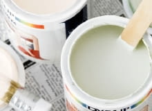 Najpopularniejszymi preparatami do malowania ścian są akrylowe emulsje dyspersyjne, w których rolę rozpuszczalnika pełni woda. malowanie ścian