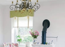 <B>Nisko osadzone, niewielkie okno nie dodaje pomieszczeniu uroku. Mamy na to radę: lambrekin.</B> <BR />Zawieszony nad oknem lambrekin optycznie je wydłuża. Uszyto go z zielonego jedwabiu w beżowe prążki. Aby tkanina nie falowała, podszyto ją sztywnym, grubym płótnem. <B>Nisko osadzone, niewielkie okno nie dodaje pomieszczeniu uroku. Mamy na to radę: lambrekin.</B> <BR />Zawieszony nad oknem lambrekin optycznie je wydłuża. Uszyto go z zielonego jedwabiu w beżowe prążki. Aby tkanina nie falowała, podszyto ją sztywnym, grubym płótnem.