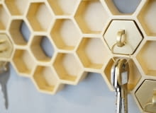 "Honey, I'm home" to oryginalna "szafka" do przechowywania kluczy. Gadżet zaprojektowali Luz Cabrera i Malorie Pangilinan. Piękny i praktyczny. plastry miodu, plaster miodu, design