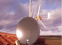 Do odbioru sygnałów naziemnych wykorzystywane są anteny na zakres: UKF-FM (radio), VHF i UHF Do odbioru sygnałów naziemnych wykorzystywane są anteny na zakres: UKF-FM (radio), VHF i UHF