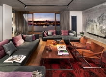 Naturalne kolory i materiały mają tu za tło surową zgrzebność betonu, która podkreśla ich ciepło. Na starym perskim dywanie stolik ze stali kortenowej z pięknie fazowaną krawędzią, wykonany według pomysłu Katarzyny Kuchejdy przez krakowskiego ślusarza; sofy Cocoon (Eilersen).