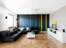 <B>Mieszkanie w bloku z wielkiej płyty nie było dla gospodarzy przykrą koniecznością. Wybrali je, bo nie kusiła ich wizja w pilnie strzeżonym, luksusowym apartamentowcu, a taką właśnie mieli alternatywę. Chociaż zmodernizowali wnętrza, wprowadzając je w XXI wiek, zachowali dużo elementów świadczących o rodowodzie i konstrukcji budynku.</B> <BR />Wielkość pokoju dziennego odbiega od PRL-owskich standardów. Nic dziwnego, powstał z połączenia dwóch mniejszych pokoi. Do lat siedemdziesiątych nawiązuje natomiast drewniana boazeria na ścianie, modna w owych czasach. Tu wygląda jednak nowocześnie, bo pomalowano ją w nieregularne pasy w trzech kolorach. <B>Mieszkanie w bloku z wielkiej płyty nie było dla gospodarzy przykrą koniecznością. Wybrali je, bo nie kusiła ich wizja w pilnie strzeżonym, luksusowym apartamentowcu, a taką właśnie mieli alternatywę. Chociaż zmodernizowali wnętrza, wprowadzając je w XXI wiek, zachowali dużo elementów świadczących o rodowodzie i konstrukcji budynku.</B> <BR />Wielkość pokoju dziennego odbiega od PRL-owskich standardów. Nic dziwnego, powstał z połączenia dwóch mniejszych pokoi. Do lat siedemdziesiątych nawiązuje natomiast drewniana boazeria na ścianie, modna w owych czasach. Tu wygląda jednak nowocześnie, bo pomalowano ją w nieregularne pasy w trzech kolorach.