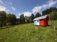 Widok na domek z zewnątrz Z daleka wygląda jak francuska flaga... A co się kryje w środku?