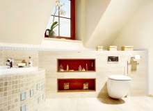 Jasne przestrzenie. Szerokie półki pod skosami zbudowano z płyt gipsowo-kartonowych. Wykończono je takim samym trawertynem jak ściany. Wnęki obłożono odpornym na działanie wilgoci drewnem tekowym. WNETRZA LAZIENKA