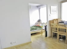 PRZED ZMIANĄ. Z braku mebli do przechowywania ich rolę przejął... stół, na którym gospodarze trzy-mali mnóstwo rzeczy. W efekcie nie mógł pełnić swojej właściwej fun-kcji. W obu częściach pomieszcze-nia były tylko najpotrzebniejsze sprzęty, co wywoływało wrażenie tymczasowości.