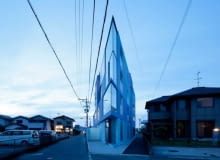 Flatiron- trójkątny budynek-żelazko autorstwa pracowni Eastern Design Office. Flatiron- trójkątny budynek-żelazko autorstwa pracowni Eastern Design Office.