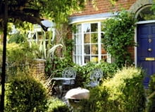 W tym maleńkim ogródku, gdzie mieszczą się zaledwie dwa krzesła, nastrój tworzą pnącza W tym maleńkim ogródku, gdzie mieszczą się zaledwie dwa krzesła, nastrój tworzą pnącza