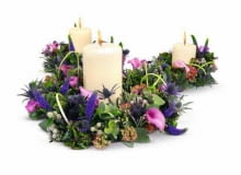 ONE TIME USE ONLY DO JEDNOKROTNEJ PUBLIKACJI DZIEN WSZYSTKICH SWIETYCH DEKORACJA WIENIEC Z ROSLINY KWIATY - HORTENSJA , PRZETACZNIK , BRUNIA , CANTEDESKIA KALLA , MIKOLAJEK , ROZCHODNIK , EUKALIPTUS ; SWIECE STYLIZACJA JOANNA ROSPONDEK FOT. BIURO KWIATOWE HOLANDIA PUBLIKACJA BUKIETY NR 3 (38) - JESIEN 2007 SLOWA KLUCZOWE: ROSLINY KWIATY FLORYSTYKA SWIETA CMENTARZE OSWIETLENIE