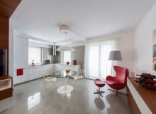 W salonie znajduje się kultowy fotel 'Egg' autorstwa Arne Jacobsena w ulubionym kolorze właścicielki - intensywnej czerwieni.