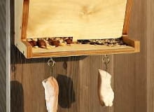 Karmniki dla ptaków. Na spodzie karmnika znajdują się dwa uchwyty do zawieszania słoniny lub tłuszczowych kul. 12.10.2005 WARSZAWA