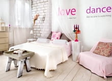 <b> Nastrojowa, romantyczna i bardzo kobieca; chłodna połączona z przytulnym stylem kolonialnym; orientalna oraz postmodernistyczna. Każda godna uwagi. </b> <BR />SYPIALNIA 1 - ROMANTYCZNI SĄ WŚRÓD NAS. Subtelna kolorystyka, ozdobne tkaniny, gustowne dodatki oraz meble, wyszukane na strychu i odnowione, nadały tej sypialni wdzięczny styl kojarzący się z wnętrzami dziewiętnastowiecznych domów z angielskiej wsi. <BR /> Pomysł na sypialnię w romantycznym stylu już dawno powstał w marzeniach właścicielki. Po przeprowadzce do nowego mieszkania wreszcie udało się go zrealizować. I to tanim kosztem!