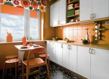 Staram się spędzać tu jak najmniej czasu - usłyszała od gospodyni nasza stylistka. Łatwo odkryła przyczynę: zimna, nieprzyjazna kolorystyka wnętrza. Takiemu defektowi na szczęście najłatwiej zaradzić. Wystarczyło zastąpić ponure barwy wesołymi, by do kuchni od razu zajrzało słońce. Teraz jest tu radośnie nawet przy niepogodzie. <br/> <b>Po zmianie</b> Roleta w pomarańczowym kolorze sprawia, że w kuchni jest zawsze wesoło. Tym bardziej, że do rolety dobrano lambrekin uszyty przez gospodynię oraz inne pomarańczowe dodatki. Staram się spędzać tu jak najmniej czasu - usłyszała od gospodyni nasza stylistka. Łatwo odkryła przyczynę: zimna, nieprzyjazna kolorystyka wnętrza. Takiemu defektowi na szczęście najłatwiej zaradzić. Wystarczyło zastąpić ponure barwy wesołymi, by do kuchni od razu zajrzało słońce. Teraz jest tu radośnie nawet przy niepogodzie. <br/> <b>Po zmianie</b> Roleta w pomarańczowym kolorze sprawia, że w kuchni jest zawsze wesoło. Tym bardziej, że do rolety dobrano lambrekin uszyty przez gospodynię oraz inne pomarańczowe dodatki.