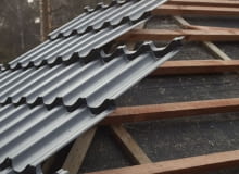 Blachodachówkę można ułożyć na starym pokryciu z papy, gdy dach jest w dobrym stanie technciznym blachodachówka, dach, układanie blachodachówki, montaż blachodachówki