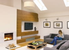 Telewizor to niemal obowiązkowy element wystroju wielu salonów. Wprawdzie producenci dbają, by to urządzenie miało coraz ciekawszy wygląd, to i tak staramy się zawsze umiejętnie wtopić je w wystrój wnętrza. Oto pomysły stylistów i projektantów. <BR > Wystrój wnętrz. Kąt wypoczynkowy urządzono pod oknami połaciowymi. Przy kominku o geometrycznej obudowie wykończonej marmurem powstała nowoczesna zabudowa z szafkami fornirowana drewnem orzecha amerykańskiego. Pomiędzy szafkami zawieszono telewizor. Telewizor to niemal obowiązkowy element wystroju wielu salonów. Wprawdzie producenci dbają, by to urządzenie miało coraz ciekawszy wygląd, to i tak staramy się zawsze umiejętnie wtopić je w wystrój wnętrza. Oto pomysły stylistów i projektantów. <BR > Wystrój wnętrz. Kąt wypoczynkowy urządzono pod oknami połaciowymi. Przy kominku o geometrycznej obudowie wykończonej marmurem powstała nowoczesna zabudowa z szafkami fornirowana drewnem orzecha amerykańskiego. Pomiędzy szafkami zawieszono telewizor.