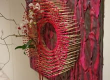 Pochwała abstrakcji - taki obraz wspaniale wyglądałby w nowoczesnym wnętrzu. Jego tło wykonano z purpurowych liści kordyliny. Pochwała abstrakcji - taki obraz wspaniale wyglądałby w nowoczesnym wnętrzu. Jego tło wykonano z purpurowych liści kordyliny.