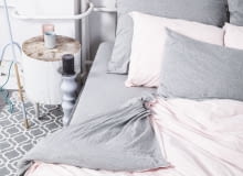 Pościel szaro-różowa. nocne dobra