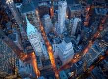 Zobacz co jest najważniejsze, najciekawsze, najbardziej widowiskowe w "mieście, które nigdy nie śpi". Zobacz najwyższe wieżowce, siedziby znanych firm i organizacji, renomowane muzea. Po atrakcjach Nowego Jorku poprowadzi Cię nasz subiektywny przewodnik TOP 10. Nowy Jork z lotu ptaka, wieżowce nowego jorku