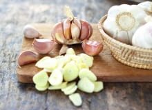 Ząbki czosnku przed zgnieceniem obieramy ze skórki. Ząbki czosnku przed zgnieceniem obieramy ze skórki.