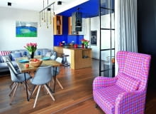 JEDNĄ ZE ŚCIAN w pokoju dziennym wyłożono... białymi płytkami gresu, których faktura przypomina malowane drewno. Na ich tle pięknie prezentuje się obraz Darii Samołyk "Jezioro z przebłyskiem". Fotel Greta i sofa Tokio pochodzą z firmy Sits, krzesła Lars Colour kupiono w Le Pukka. Kąt wypoczynkowy oświetla lampa Pole Six (z Kare Design) składająca się z sześciu żarówek zawieszonych na różnej wysokości.