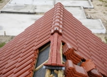 Zabezpieczenie dachu w kalenicy Zabezpieczenie dachu w kalenicy