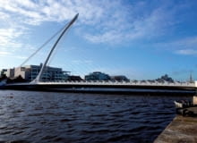 Most Samuel Beckett Bridge w Dublinie nad rzeką Liffey projektu Santiago Calatravy konstrukcja, santiago calatrava, dublin, irlandia, most