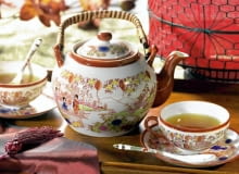 19.06.2007 ARANZACJA - HERBATA PO CHINSKU FILIZANKI DZBANEK STYLIZACJA JOANNA PLACHECKA CZTERY KATY FOT. AGATA JAKUBOWSKA / AGENCJA GAZETA PUBLIKACJA CZTERY KATY NR 10 (192) - 10 2007 SLOWA KLUCZOWE: WNETRZA NACZYNIA