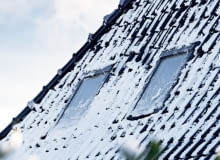 W przypadku okien dachowych zaleca się odśnieżanie, mimo iż są odporne na ciężar zalegającego śniegu W przypadku okien dachowych zaleca się odśnieżanie, mimo iż są odporne na ciężar zalegającego śniegu