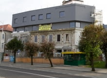 9. Nadbudowa secesyjnej kamienicy w Mławie to przykład wyjątkowo brutalnego niszczenia zabytków. Prezentujemy zdjęcia jeszcze z budowy, lato 2011. Nominację przesłał Robert Bierwiaczonek. Nadbudowa secesyjnej kamienicy w Mławie to przykład wyjątkowo brutalnego niszczenia zabytków. Prezentujemy zdjęcia jeszcze z budowy, lato 2011. Nominację przesłał Robert Bierwiaczonek.
