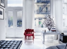 Przez wielkie okna życie ulicy wnika do wnętrza. Drzwi wejściowe są jak przejście z pokoju do pokoju - przeszklone, nieprzesadnie solidne. Lela i Brandon są nowojorczykami z przekonania i z pasji; bez obaw wpuszczają wielkie miasto za próg. Przez wielkie okna życie ulicy wnika do wnętrza. Drzwi wejściowe są jak przejście z pokoju do pokoju - przeszklone, nieprzesadnie solidne. Lela i Brandon są nowojorczykami z przekonania i z pasji; bez obaw wpuszczają wielkie miasto za próg.