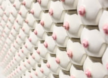 Ceramiczne płytki w kształcie piersi. Projekt Nicole Nadeau płytki, ceramiczne płytki, piersi, kobiece piersi, nicole nadeau