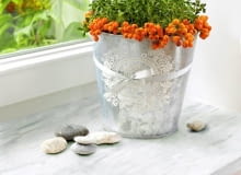 Parapet z lastryko o wzorze przypominającym plaster salcesonu to niezbyt elegancki element budowanych przed laty mieszkań. Wymiana jest kosztowna i kłopotliwa, proponujemy zatem prosty sposób na szybką zmianę jego wyglądu. Farba nałożona specjalną techniką z powodzeniem imituje bejcowane na biało drewno.