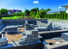 Tradycyjne fundamenty pod budynki jednorodzinne mają najczęściej postać betonowych lub żelbetowych ław oraz ścian murowanych z bloczków betonowych Tradycyjne fundamenty