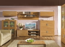 Drewno. W całej Europie Środkowej i Zachodniej rośnie mniej więcej 10 gatunków tego drzewa. W Polsce najczęściej występuje buk zwyczajny.<br/> Meble Golden, laminowana płyta, wzór buk twardzielowy: witryny, 109 x 43 cm - wys. 120 cm, 708 zł, szafka RTV, 165 x 55 cm, wys. 46 cm, 491 zł; panel z półkami, 165 x 65 cm, 170 zł; komoda, 109 x 43 cm, wys. 120 cm, 612 zł, Meble Wajnert image description