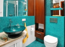 <B>Im więcej szafek w łazience, tym większy porządek w łazience. Najlepiej zabudować pojemną szafą całą ścianę. Gdy wielkość pomieszczenia na to nie pozwala, warto pomyśleć o schowkach w innych, nawet nietypowych miejscach. Kilka pomysłów znajdziecie poniżej.</B> <BR />Z DALA OD WODY. Wnęka, która powstała przy sedesie, została zabudowana szafką. Zrobiono ją na wymiar z płyty fornirowanej orzechem amerykańskim. Mebel wspiera się na wysokim cokole, co ułatwia mycie podłogi; szafki nie zniszczy też rozlana woda. <B>Im więcej szafek w łazience, tym większy porządek w łazience. Najlepiej zabudować pojemną szafą całą ścianę. Gdy wielkość pomieszczenia na to nie pozwala, warto pomyśleć o schowkach w innych, nawet nietypowych miejscach. Kilka pomysłów znajdziecie poniżej.</B> <BR />Z DALA OD WODY. Wnęka, która powstała przy sedesie, została zabudowana szafką. Zrobiono ją na wymiar z płyty fornirowanej orzechem amerykańskim. Mebel wspiera się na wysokim cokole, co ułatwia mycie podłogi; szafki nie zniszczy też rozlana woda.