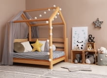 Drewniane łóżko domek w pokoju dziecka Drewniane łóżko domek w pokoju dziecka