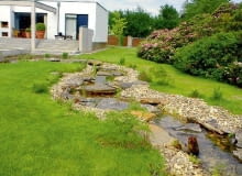 Leniwie płynąca struga pasuje do charakteru tej działki, uroku dodałyby jej posadzone gdzieniegdzie wzdłuż brzegów rośliny ONE TIME USE ONLY DO JEDNORAZOWEGO UZYCIA NIEMCY WUPPERTAL DOM OGROD PRYWATNY AUTORZY OGRODU : ARCHITEKT KRAJOBRAZU MARCIN GASIOROWSKI I JACEK PLAZA NZ STRUMIEN FOT. MARCIN GASIOROWSKI PUBLIKACJA OGRODY NR 4 (120) - 4 2009