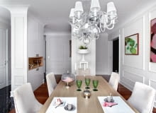 Jadalnia i kuchnia otwierają się na siebie. Stół Paola z blatem z bielonego dębu, krzesła Sophie, żyrandol Egmont, symetrycznie wiszące lampy nad stołem, w głębi na postumencie donica Deauville (BBHome). Jadalnia i kuchnia otwierają się na siebie. Stół Paola z blatem z bielonego dębu, krzesła Sophie, żyrandol Egmont, symetrycznie wiszące lampy nad stołem, w głębi na postumencie donica Deauville (BBHome).
