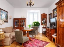 Pokój dzienny jest pełen pamiątek odziedziczonych po przodkach - na przykład fotele należały kiedyś do dziadków właściciela; do Warszawy przyjechały ze Lwowa jeszcze przed wojną (i na szczęście ją przetrwały). Na stoliku pod lustrem w szerokiej jesionowej ramie widać piękny huculski świecznik z fajansu. W dębowej biblioteczce stojącej po drugiej stronie okna zachowały się oryginalne kryształowe szybki. UWAGA ! PONOWNA PUBLIKACJA WYLACZNIE ZA ZGODA WLASCICIELI