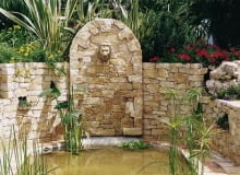 Duże źródełko wolno stojące w obudowie z piaskowca. ZRODELKO SCIENNE RZEZBA WAPIEN WODA JEZIORKO CYPERUS CIBORA ROSLINA WODNA ZDROJ FONTANNA MUR