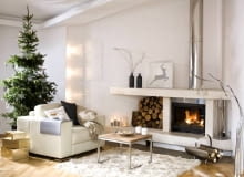 NOWOCZEŚNIE. W srebrzystej poświacie nawet najbardziej minimalistyczne wnętrze staje się przytulniejsze i nabiera odrobiny tajemniczości. WNETRZA POKOJ SWIETA BOZE NARODZENIE CHOINKA MEBLE